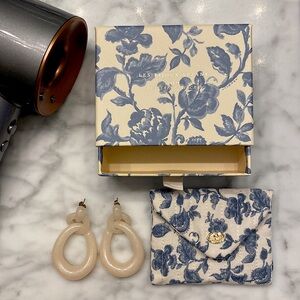 Sezane Earrings
BOULES D'OREILLES SELMA